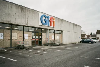 Façade d'un magasin GiFi fermé avec affichage de fermeture en zone commerciale périurbaine française